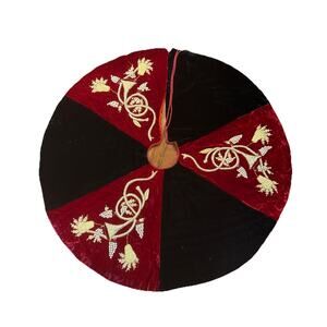 Vtg Sudha Emboridered Red & Green Velvet Tree Skirt French Horn Pearl Accent 44”